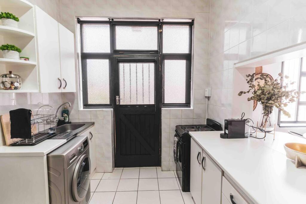 Cozy One-Bedroom In The Heart Of Sea Point ケープタウン エクステリア 写真